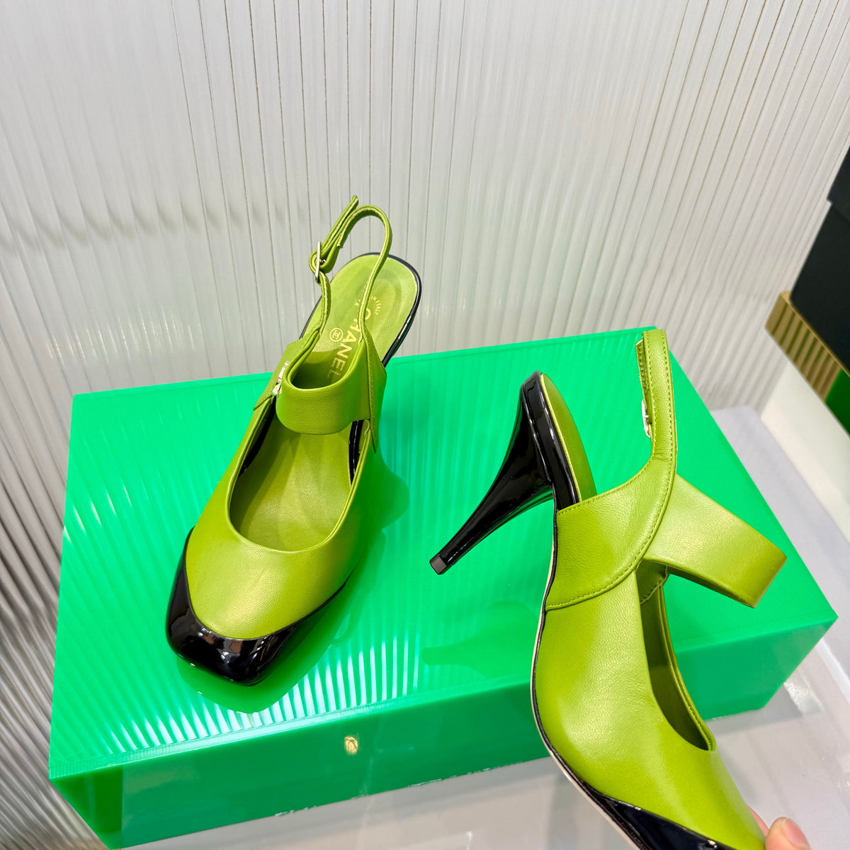 CC 26s Slingback 8.5cm Black Green Lambskin Patent Leather 924362