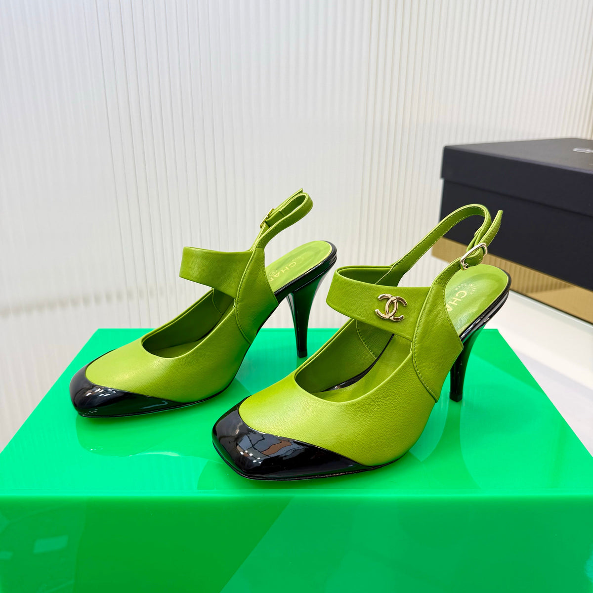 CC 26s Slingback 8.5cm Black Green Lambskin Patent Leather 924362