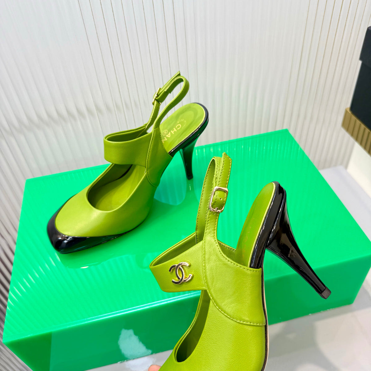 CC 26s Slingback 8.5cm Black Green Lambskin Patent Leather 924362